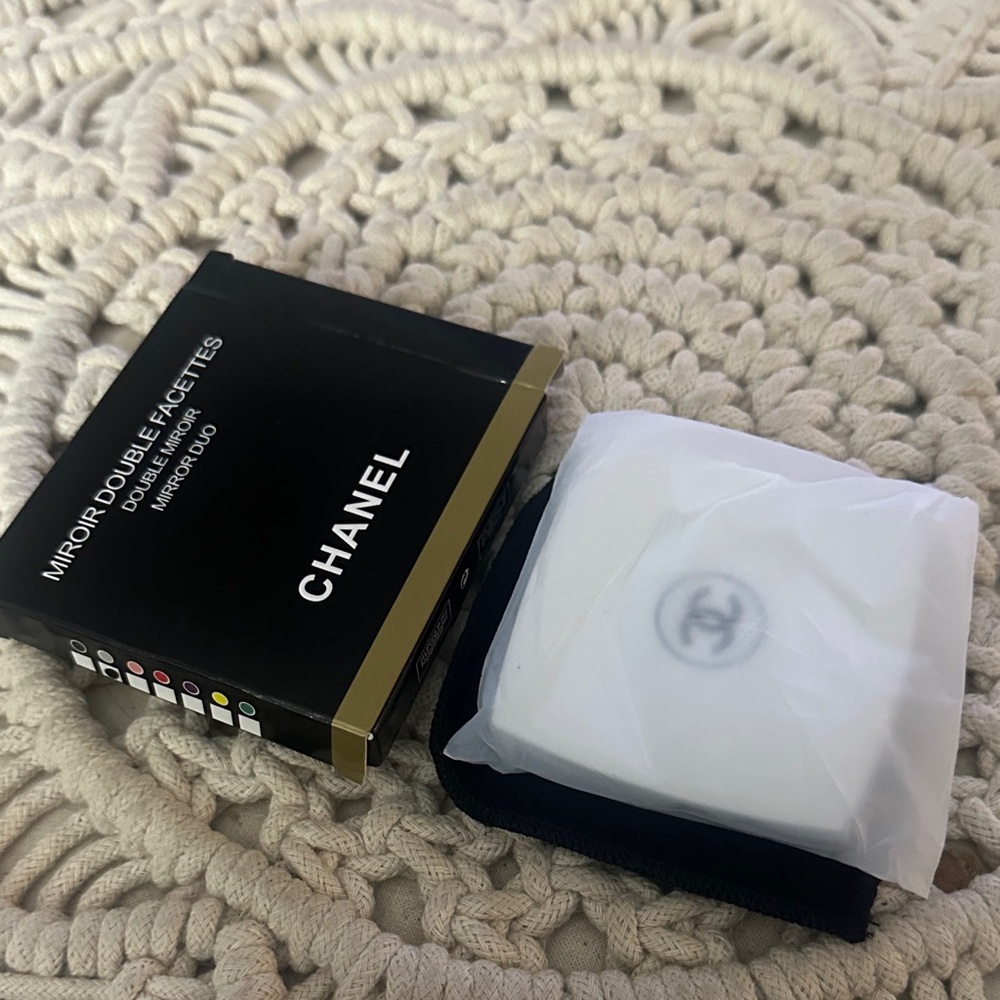 CHANEL Miroir Double Facettes in White and Black - Picture 9 of 10